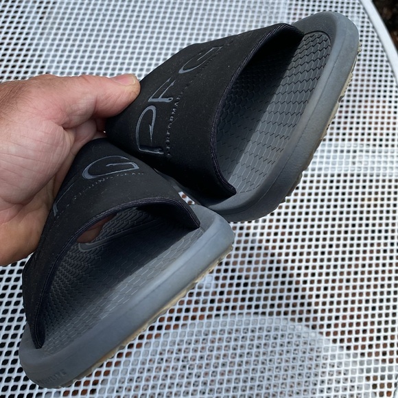 PFG Columbia Techlite Men’s BM0154-010 sandals black gray lightweight flipflops - Picture 3 of 15